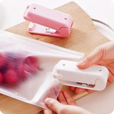 7675 Mini Sealing Machine Plastic Bag Sealer Portable Mini Super Seal Packing Plastic Bag Tool Sealing Machine Hand Held Heat (1Pc)