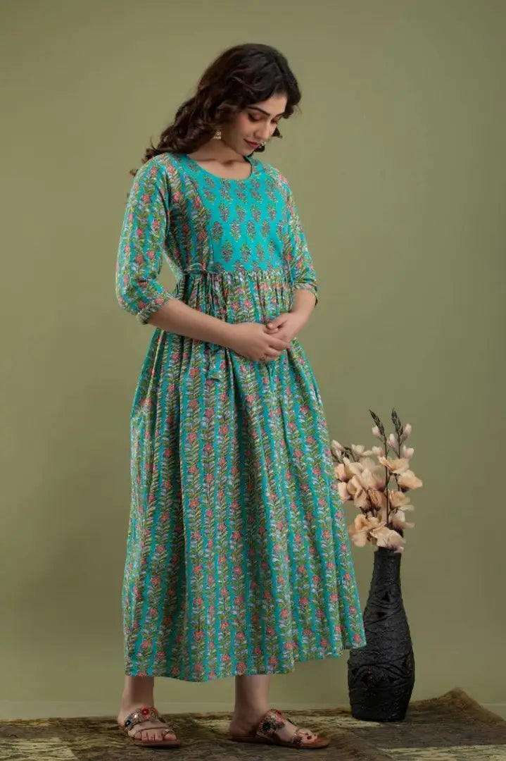 Soft Cotton Maternity Fabric: Cotton Sleeve Length: Three-Quarter Sleeves Pattern: Printed Make a statement with this breathable and comfort cotton fabric maternity wear for pregnancy . Th
