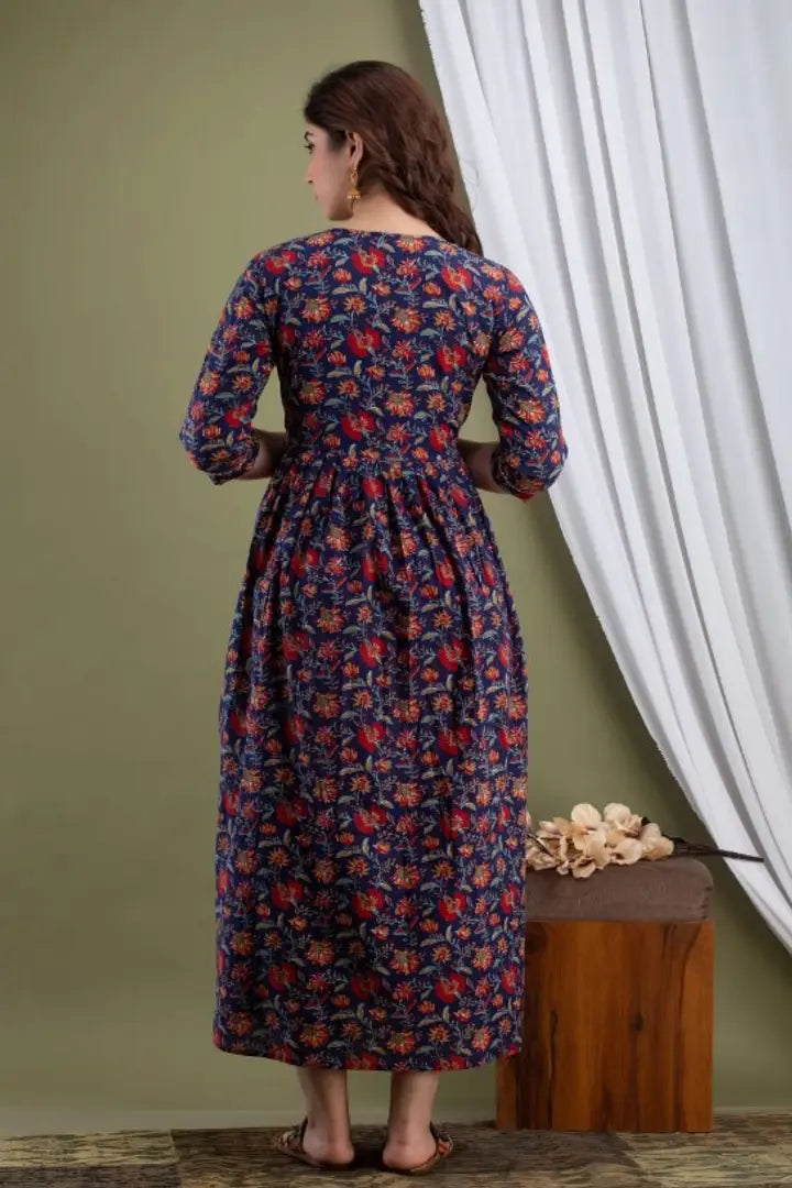 Soft Cotton Maternity Fabric: Cotton Sleeve Length: Three-Quarter Sleeves Pattern: Printed Make a statement with this breathable and comfort cotton fabric maternity wear for pregnancy .This (Navy
